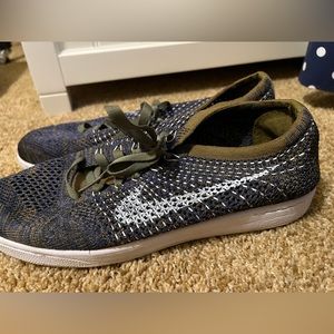 Nike Tennis Classic mesh sneaker in navy and green size 10
